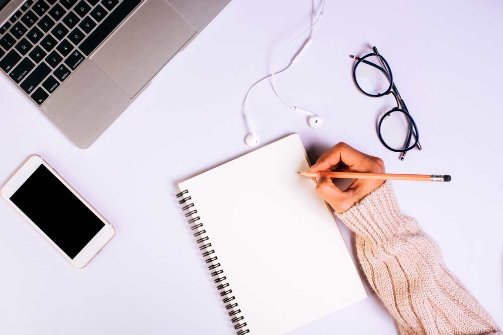 ordinateur et carnet de notes